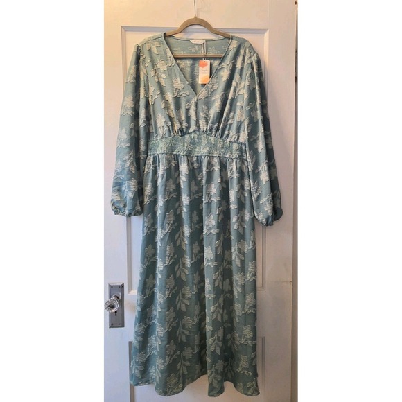 Simplee Apparel Dresses & Skirts - NWT Simplee Woman's Boho Floral Maxi Flowy Casual V Neck Long Sleeve Dress. XL